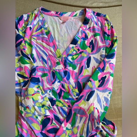 Lilly Pulitzer Tiki Wrap Romper – “Havin’ a Blast” Print
Size: XS - Picture 7 of 7